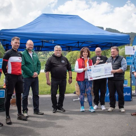 Die Sponsoren der ABK Allgäuer Radltour und Landrätin Maria Rita Zinnecker übergeben den Spendenscheck an den Allgäuer Hilfsfonds Die Sponsoren der ABK Allgäuer Radltour und Landrätin Maria Rita Zinnecker übergeben den Spendenscheck an den Allgäuer Hilfsfonds.