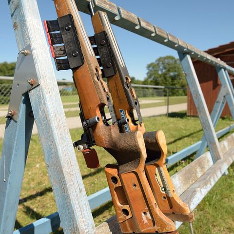 Biathlon-Gewehre am Schießstand Biathlon-Gewehre am Schießstand im Biathlon Stadion in Nesselwang im Ostallgäu.