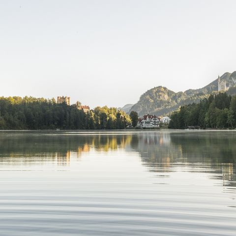 Ausblick vom Alpsee auf Hohenschwangau Ausblick vom Alpsee auf Hohenschwangau, Schloss Neuschwanstein, Schloss Hohenschwangau und das Museum der bayerischen Könige bei Schwangau im Ostallgäu.