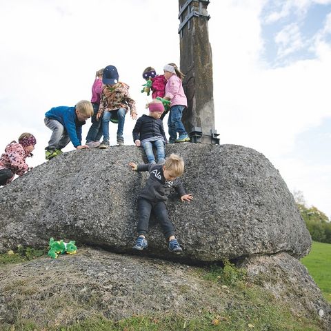 Steinernes Kreuz bei Roßhaupten Kinder klettern auf das Steinerne Kreuz bei Roßhaupten im Ostallgäu.