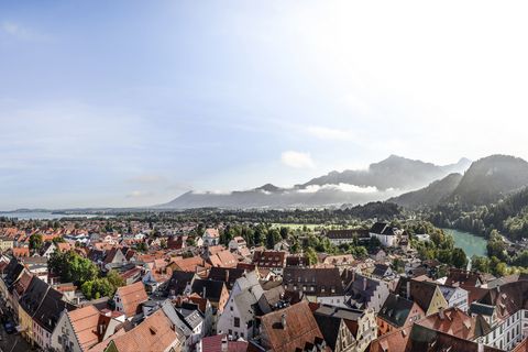 Ausblick vom Hohen Schloss auf die Stadt Füssen Ausblick vom Hohen Schloss auf die Stadt Füssen im Ostallgäu, den Lech und die Ammergauer Alpen.