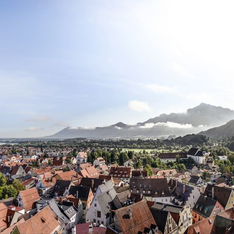 Ausblick vom Hohen Schloss auf die Stadt Füssen  Ausblick vom Hohen Schloss auf die Stadt Füssen im Ostallgäu, den Lech und die Ammergauer Alpen.