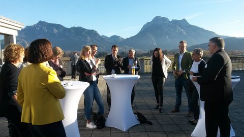 World-Café mit Ausblick auf Säuling und Tegelberg Teilnehmer beim World-Café auf der Dachterrasse des Festspielhaus Füssen mit Ausblick auf Säuling und Tegelberg