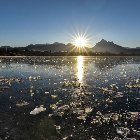 Eis auf dem Hopfensee bei Füssen Sonnenaufgang über dem Eis auf dem Hopfensee bei Füssen im Ostallgäu.