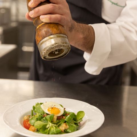 Markus Laupheimer vom Brauereigasthof-Hotel Laupheimer bereitet den Salat zu Markus Laupheimer vom Brauereigasthof-Hotel Laupheimer bereitet den Salat zu