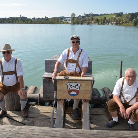 Kapitän und Helfer auf dem Floß in Lechbruck am See Kapitän und Helfer auf dem Floß in Lechbruck am See im Ostallgäu.