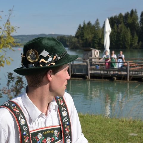 Blick zum Floß auf dem Lechsee bei Lechbruck am See Blick zum Floß auf dem Lechsee bei Lechbruck am See im Ostallgäu.
