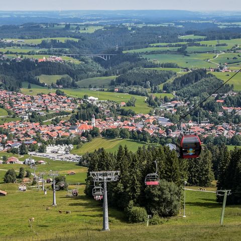 Ausblick von der Alpspitz auf Nesselwang Ausblick von der Alpspitz auf Nesselwang im Ostallgäu und die Alpspitzbahn.