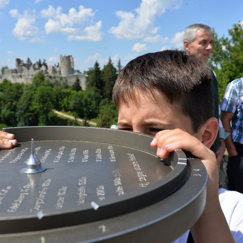 Gipfel-Kompass bei den Burgruinen Gipfel-Kompass bei den Burgruinen Hohenfreyberg und Eisenberg bei Eisenberg im Ostallgäu.