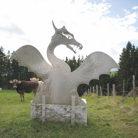 Bildnis des Drachens bei Roßhaupten Bildnis des Drachens aus Metall auf einer Viehweide bei Roßhaupten im Ostallgäu.
