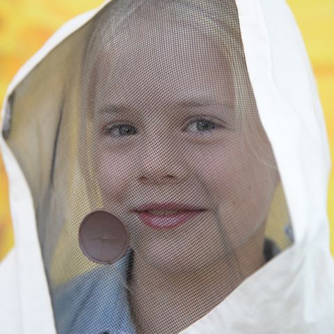 Mädchen im Imkeranzug im Honigdorf Seeg Mädchen im Imkeranzug im Honigdorf Seeg im Ostallgäu.