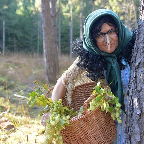 Hexe im Wald bei Marktoberdorf Hexe mit Korb im Wald bei Marktoberdorf im Ostallgäu.