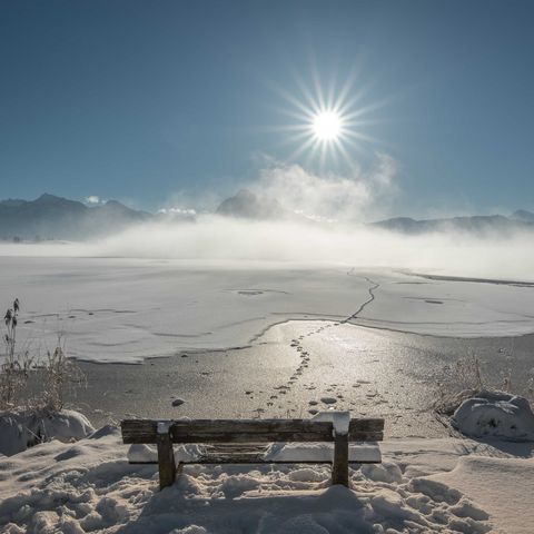 Strahlende Wintersonne über dem Hopfensee Strahlende Wintersonne über dem Hopfensee bei Füssen im Ostallgäu.