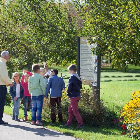 Honigerlebnispfad im Honigdorf Seeg Kinder unterwegs mit dem Imker auf dem Honigerlebnispfad im Honigdorf Seeg im Ostallgäu.