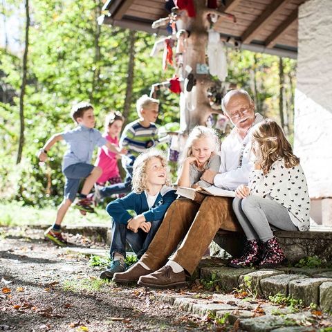 Geschichten vorlesen im Wald Geschichten vorlesen im Wald bei Marktoberdorf im Ostallgäu.