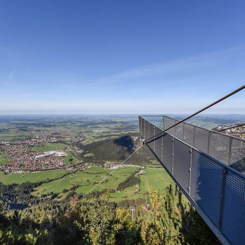 Aussichtssteg auf dem Breitenberg mit Blick auf Pfronten Aussichtssteg auf dem Breitenberg mit Blick auf Pfronten im Ostallgäu.
