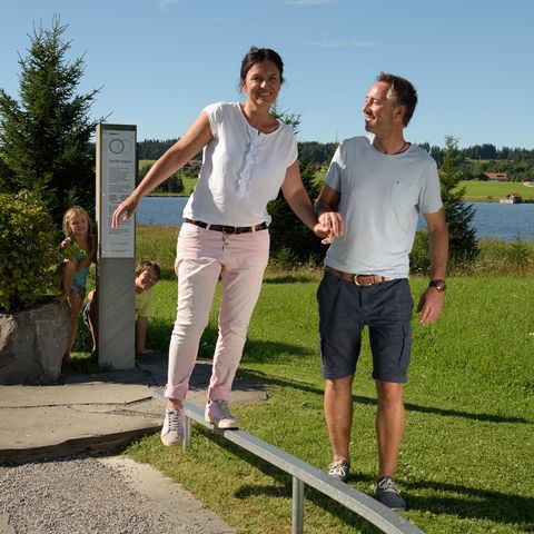 GE(h)ZEITEN Weg in Nesselwang Frau balanciert auf dem GE(h)ZEITEN Weg in Nesselwang im Ostallgäu.