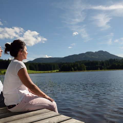 Ruhepause am Attlesee Pärchen genießt eine Ruhepause am Attlesee bei Nesselwang im Ostallgäu.