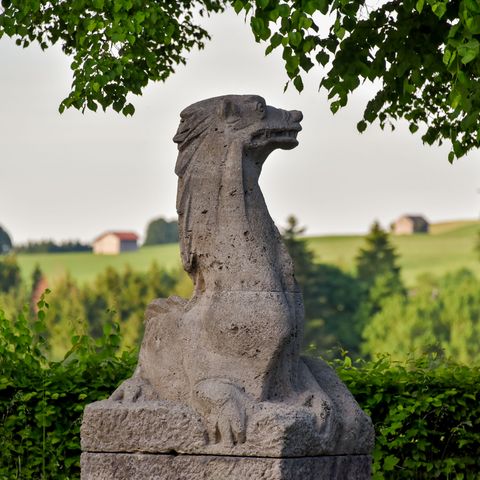 Steinerne Skulptur des Drachen am Tiefenthal bei Roßhaupten Steinerne Skulptur des Drachen am Tiefenthal bei Roßhaupten im Ostallgäu.