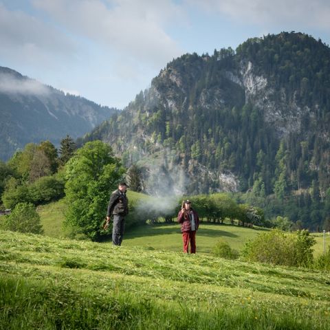 Böllerschützen geben den Startschuss der 14. ABK Allgäuer Radltour.  Böllerschützen geben den Startschuss der 14. ABK Allgäuer Radltour.