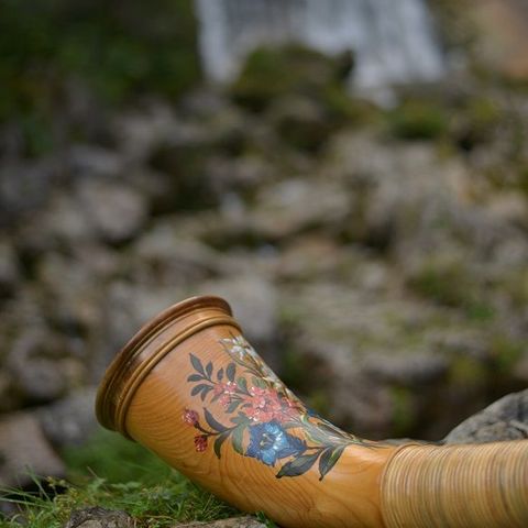 Alphorn am Kenzen-Wasserfall Alphorn am Kenzen-Wasserfall in der Nähe der Kenzenhütte bei Halblech im Ostallgäu.