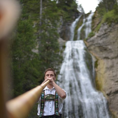 Alphornspieler am Kenzen-Wasserfall Alphornspieler am Kenzen-Wasserfall in der Nähe der Kenzenhütte bei Halblech im Ostallgäu.