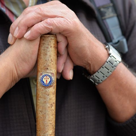 Pilgerstab mit Pilgerzeichen Pilgerstab mit Pilgerzeichen unterwegs in Kaufbeuren im Ostallgäu.