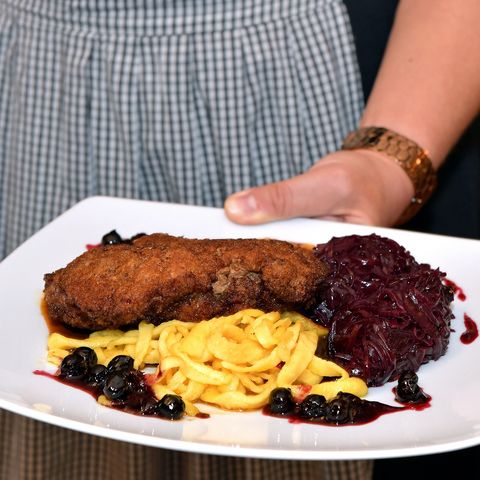 Wildschwein Cordon Bleu im Gasthaus zur Krone Weicht Bedienung mit Gericht im Gasthaus zur Krone Weicht