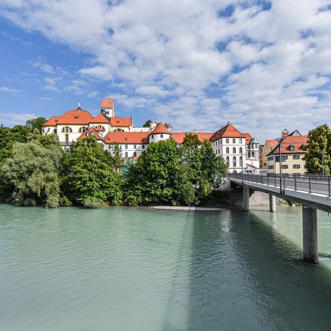 Altstadt von Füssen mit Kloster St. Mang am Lech Altstadt der Stadt Füssen mit Kloster St. Mang am Fluss Lech gelegen.