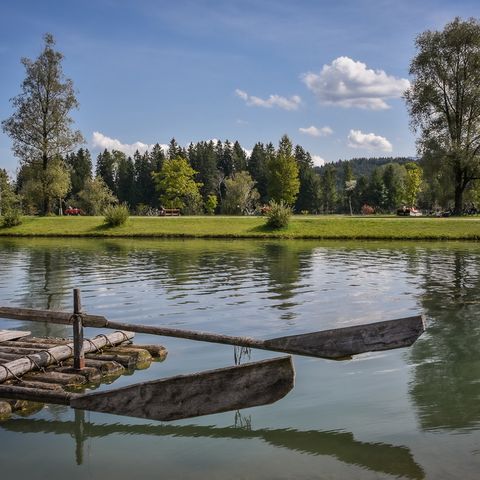 Floß auf dem Lechsee bei Lechbruck am See Floß auf dem Lechsee bei Lechbruck am See im Ostallgäu.