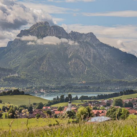 Rieden am Forggensee mit Blick auf Schloss Neuschwanstein Rieden am Forggensee im Ostallgäu mit Blick auf Schloss Neuschwanstein.