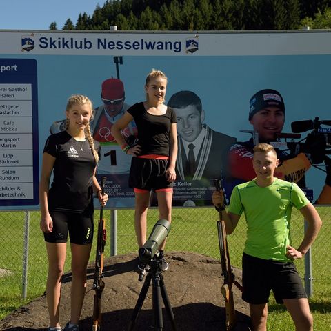 Podest im Biathlon Stadion Nesselwang Sportler auf dem Podest im Biathlon Stadion Nesselwang im Ostallgäu.