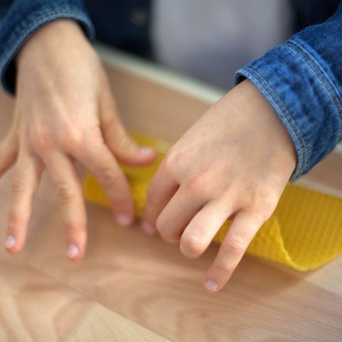 Basteln mit Bienenwachs in Seeg Basteln mit Bienenwachs aus dem Honigdorf Seeg im Ostallgäu.