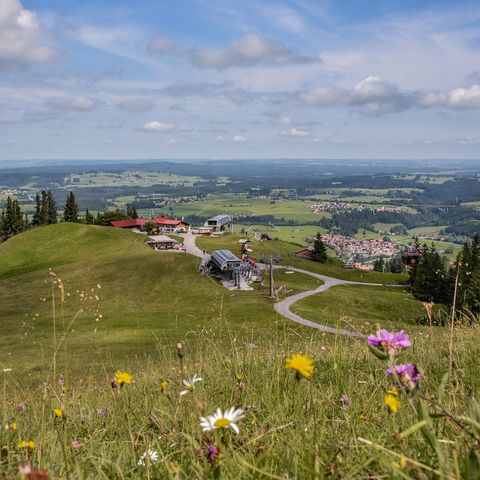 Alpspitz und Alpspitzbahn bei Nesselwang Alpspitz und Alpspitzbahn bei Nesselwang im Ostallgäu.