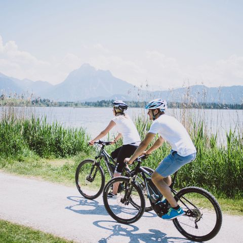 Radfahrer auf der Kneippradrunde am Hopfenseerundweg Radfahrer auf der Kneippradrunde am Hopfenseerundweg bei Füssen im Ostallgäu.