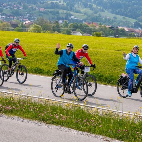Landrätin Maria Rita Zinnecker und Pfrontens Bürgermeister Alfons Haf radelten auf der Genussrunde mit.  Landrätin Maria Rita Zinnecker und Pfrontens Bürgermeister Alfons Haf radelten auf der Genussrunde mit.
