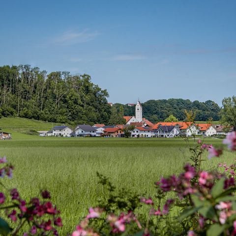 Ortsansicht Eggenthal mit Seelenberg und Kapelle Ortsansicht von Eggenthal im Ostallgäu mit Seelenberg und Kapelle.