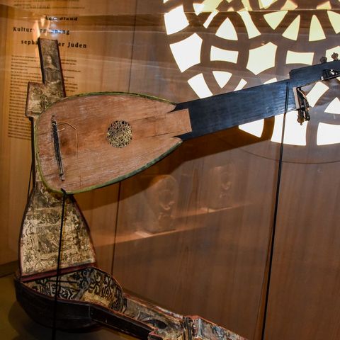 Historische Laute im Museum der Stadt Füssen Historische Laute im Museum der Stadt Füssen in Füssen im Ostallgäu.