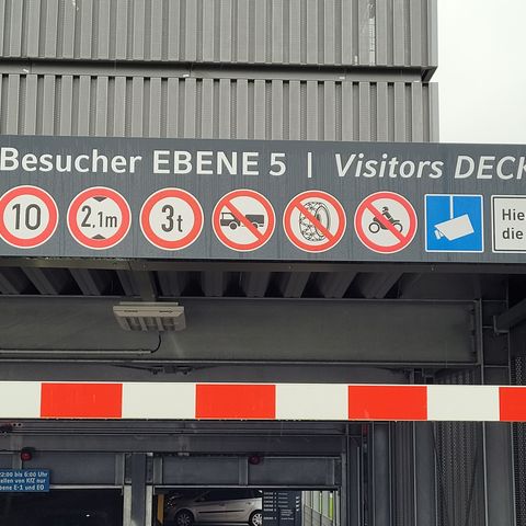 Vorsicht beim Einfahren in das Parkhaus (vor allem mit Fahrrad-Dachträgern): Die Einfahrtshöhe ist auf 2,10 m beschränkt.