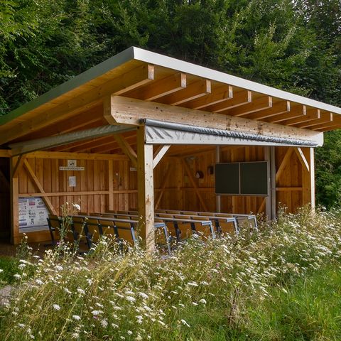 Grünes Klassenzimmer des Vogellehrpfads Friesenried Grünes Klassenzimmer des Vogellehrpfads Friesenried im Ostallgäu.