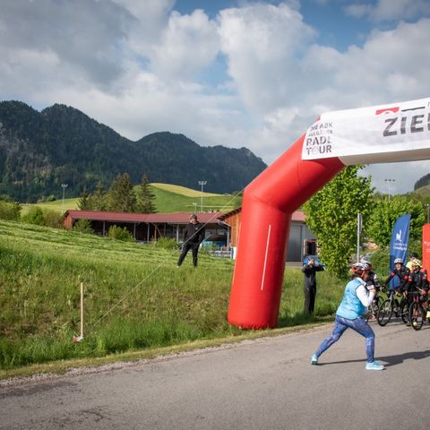 Landrätin Maria Rita Zinnecker beim Startschuss zur 14. ABK Allgäuer Radltour in Pfronten.  Landrätin Maria Rita Zinnecker beim Startschuss zur 14. ABK Allgäuer Radltour in Pfronten.