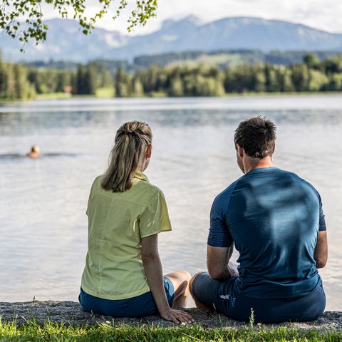 Wanderpause am Schwaltenweiher Wanderpause mit Ausblick am Schwaltenweiher bei Rückholz im Ostallgäu.