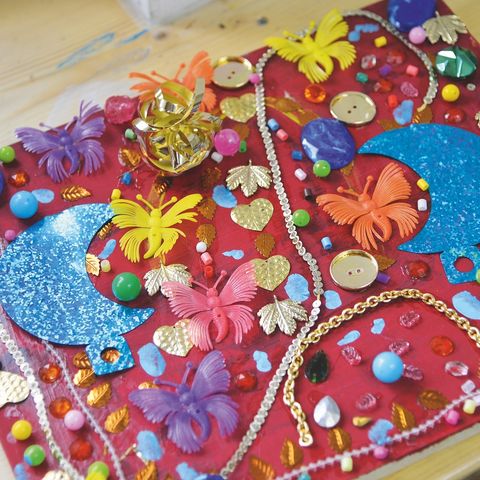 Buntes Kunstobjekt Buntes Kunstobjekt aus unterschiedlichen Materialien in Irsee im Ostallgäu.