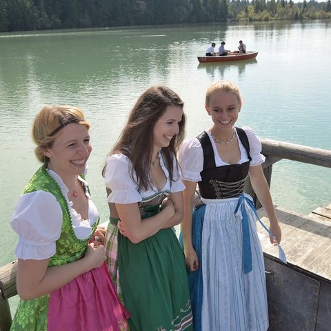 Mädels auf dem Floß bei Lechbruck am See Mädels auf dem Lechbrucker Floß auf dem Stausee bei Lechbruck am See im Ostallgäu.