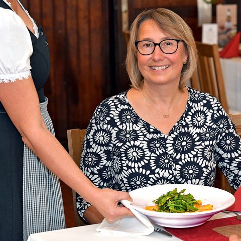 Bedienung im Gasthaus zur Krone Weicht Bedienung mit Gericht im Gasthaus zur Krone Weicht