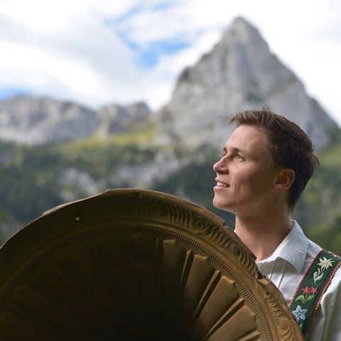 Tubaspieler vor dem Gipfel des Geißelstein Tubaspieler mit Ausblick auf den Gipfel des Geißelstein bei Halblech im Ostallgäu.