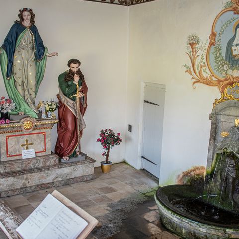 Brünnele südlich der Filialkirche St. Ottilia bei Hörmannshofen Brünnele südlich der Filialkirche St. Ottilia bei Hörmannshofen im Ostallgäu.