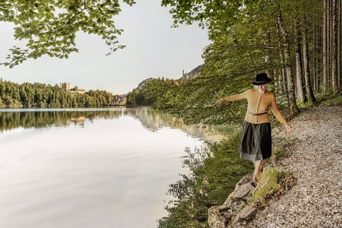Spaziergang am Alpsee bei Hohenschwangau Spaziergängerin am Alpsee bei Hohenschwangau im Ostallgäu.