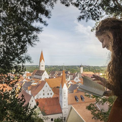 Idylle im Klostergarten Kaufbeuren Idyllische Ruhe beim Buch lesen im Klostergarten Kaufbeuren im Ostallgäu.