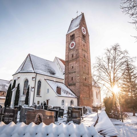 Kirche St. Valentin in Pforzen Verschneite Kirche St. Valentin in Pforzen im Ostallgäu.
